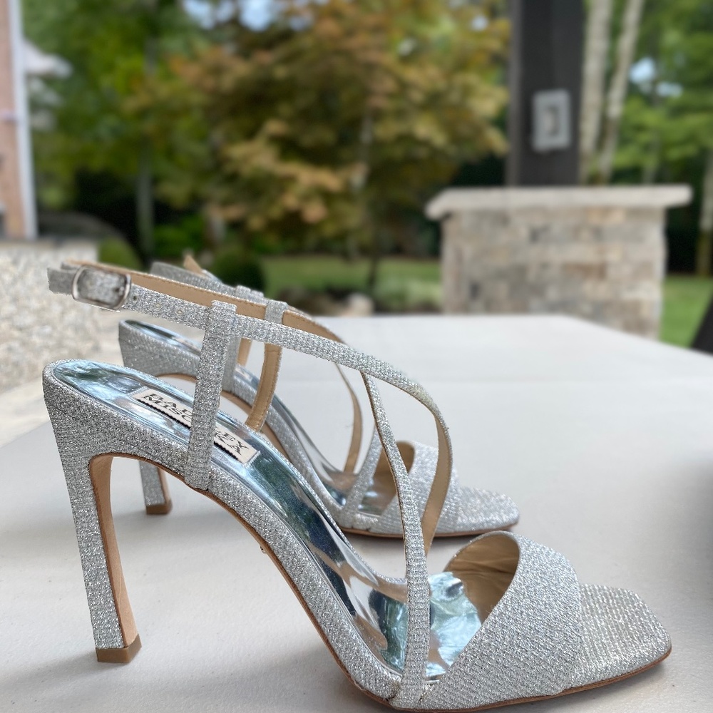 Badgley Mischka Gorgeous Women’s Silver Fabric Cross Strap Ebiza Pumps Size 9 - Picture 3 of 11